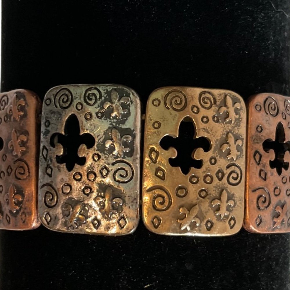 👗5/$25 - Multi Metallic Fleur De Lis Motif Stretch Bracelet